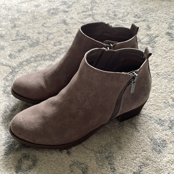 Woman’s Carlos Santana Booties - Picture 4 of 8